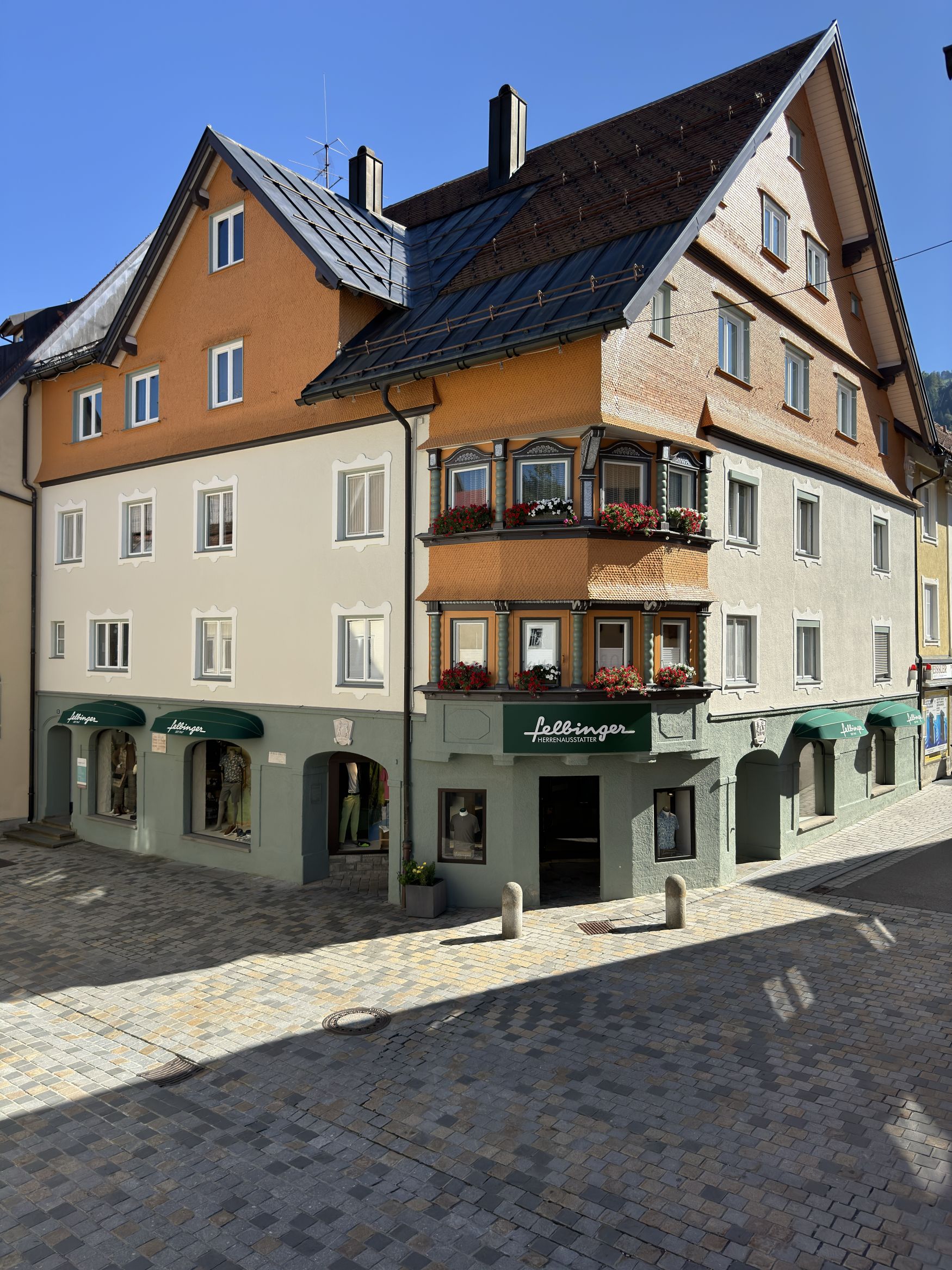 Außenansicht des Felbinger Herrenausstatters in Immenstadt – traditionelles Gebäude mit Schaufenstern und grünem Eingangsbereich