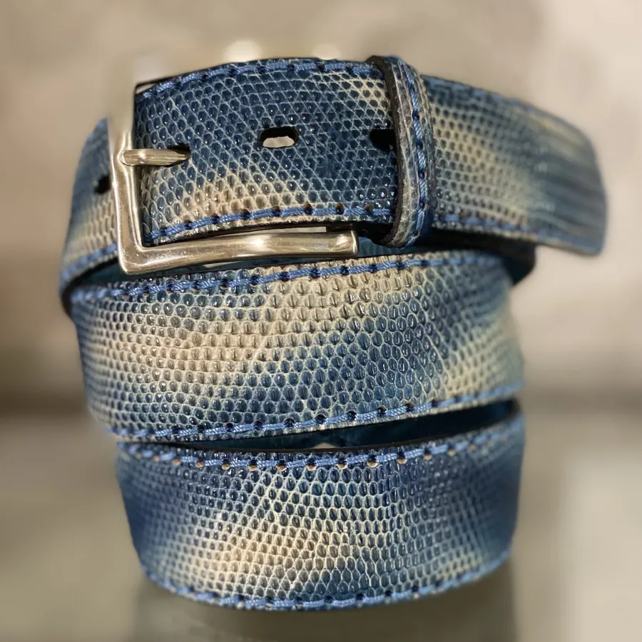 edler Gürtel aus Waran in hellen blauen Wellen gefärbt von Fausto Colato
