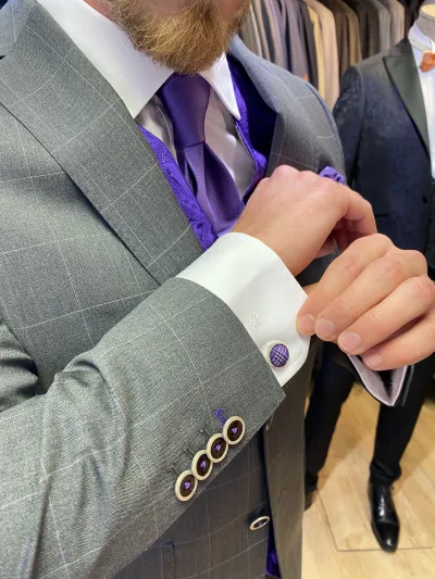 Anprobe des maßgeschneiderten Hochzeitsanzuges inklusive aller farblich passenden Accessoires