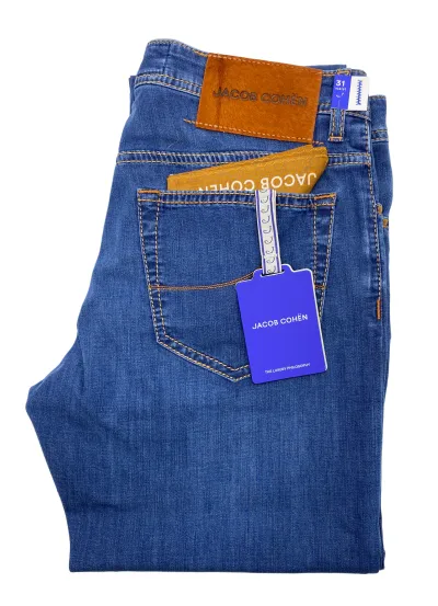 blaue Jeans mit braunem Patch und senfgelbem Einstecktuch
