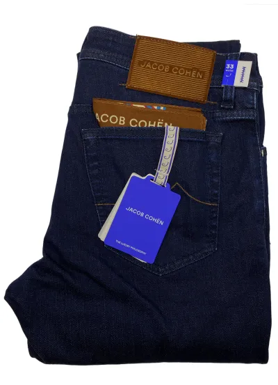 dunkelblaue Jeans mit braun gestreiftem Patch und braunem Einstecktuch
