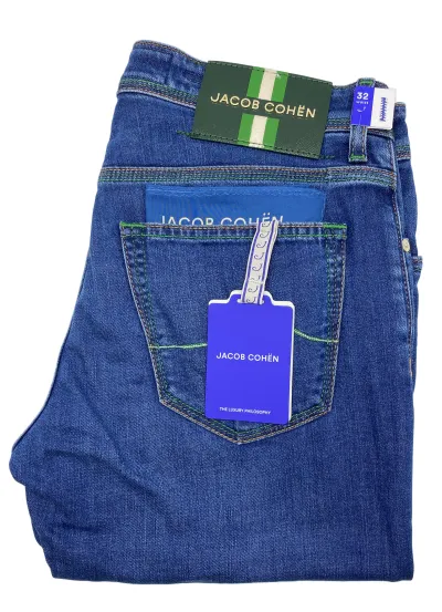 blaue Jeans mit grünem Patch und blauem Einstecktuch