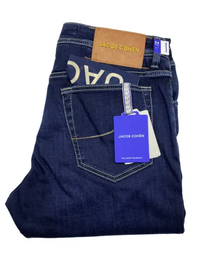 dunkelblaue Jeans mit beigem Patch und dunkelblauem Einstecktuch