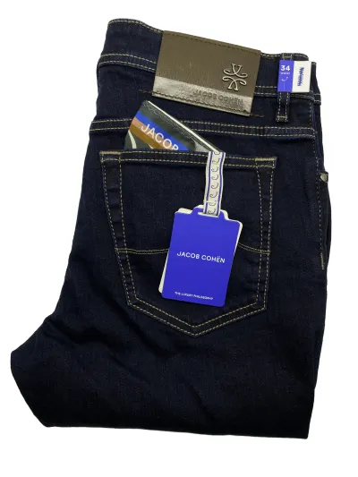 dunkelblaue Jeans mit olivfarbenem Patch und dunklem Einstecktuch