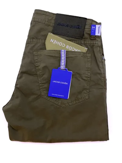 olivfarbene Stoffhose mit dunklem Patch und grünem Einstecktuch