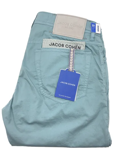 türkisfarbene Stoffhose mit hellem Patch und hellem Einstecktuch