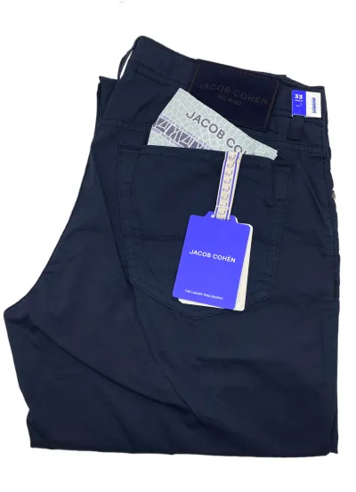 dunkelblaue Stoffhose mit dunklem Patch und hellem Einstecktuch