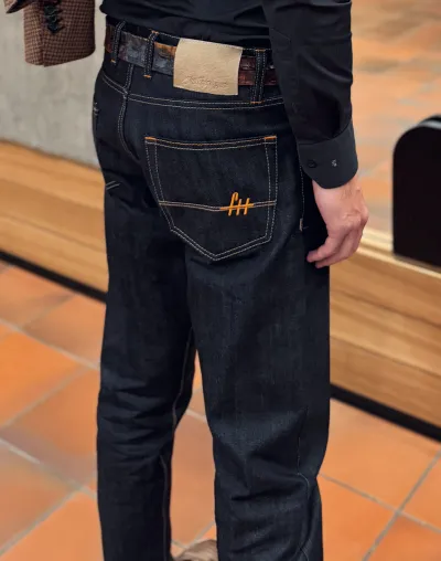dunkelblaue Jeans mir fH-Logo auf der Gesäßtasche