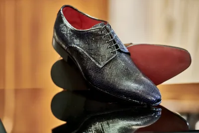 schwarzer strukturierter glänzender Herrenschuh